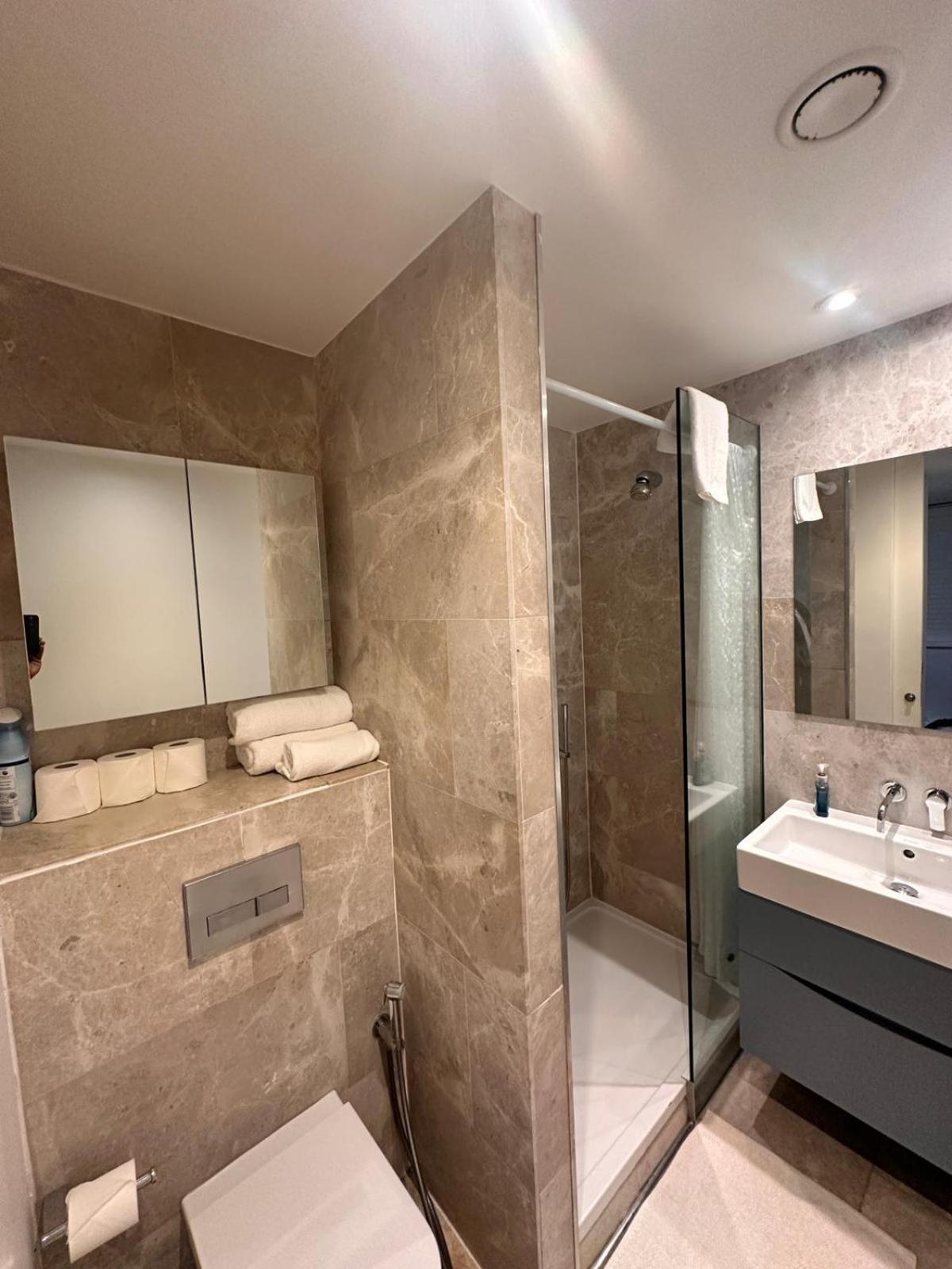 Spacious Flat - 2bhk Leilighet *