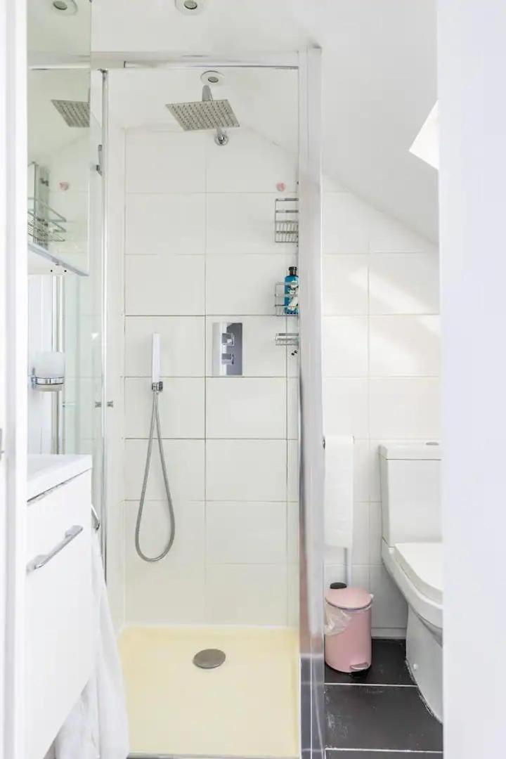 3 Bedroom Townhouse 2min To Station, Sleeps 8 Apartment
