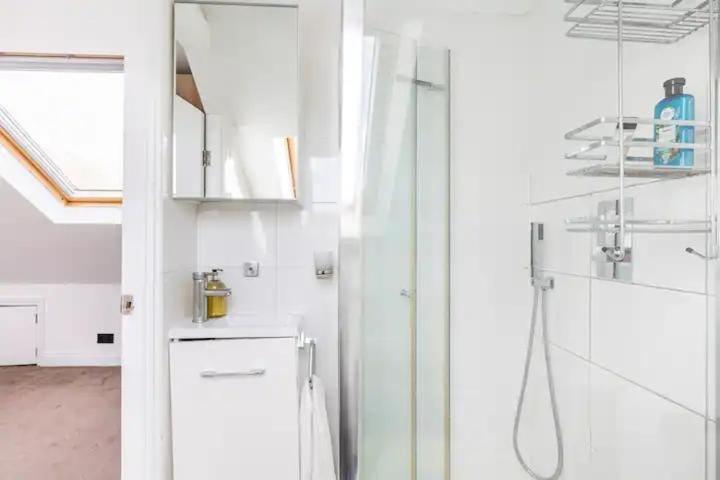 3 Bedroom Townhouse 2min To Station, Sleeps 8 London