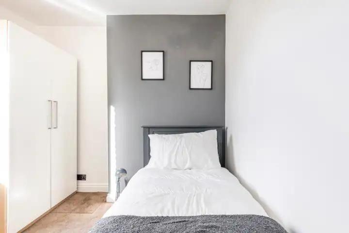 Apartment 3 Bedroom Townhouse 2min To Station, Sleeps 8 *