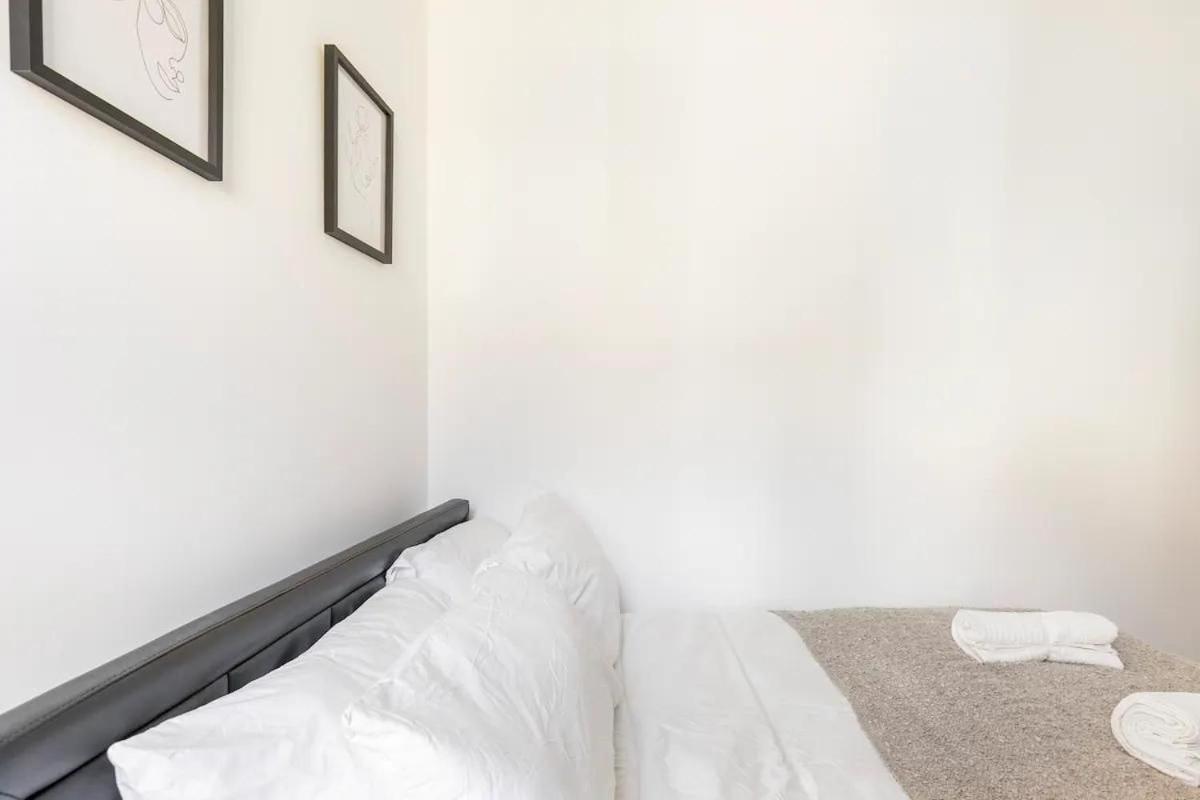 3 Bedroom Townhouse 2min To Station, Sleeps 8 Apartment London