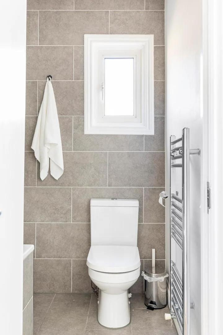 3 Bedroom Townhouse 2min To Station, Sleeps 8 London