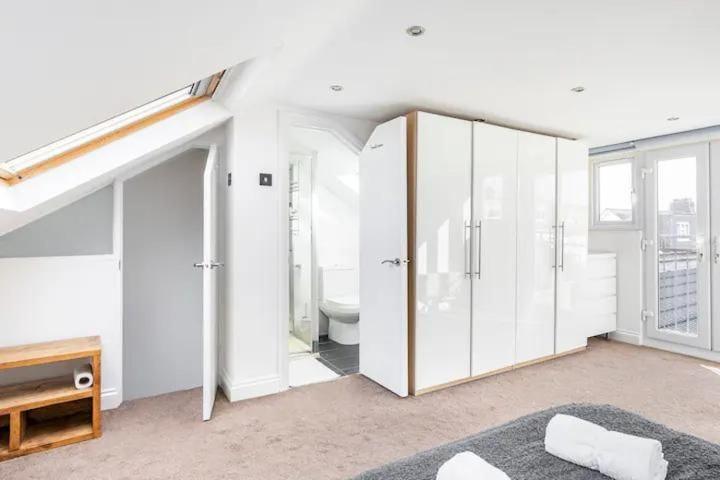 Apartment 3 Bedroom Townhouse 2min To Station, Sleeps 8 London