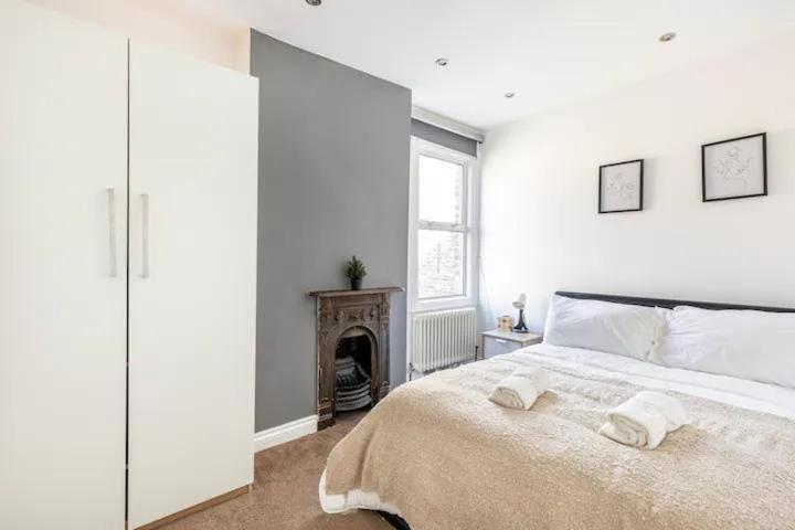 3 Bedroom Townhouse 2min To Station, Sleeps 8 Apartment