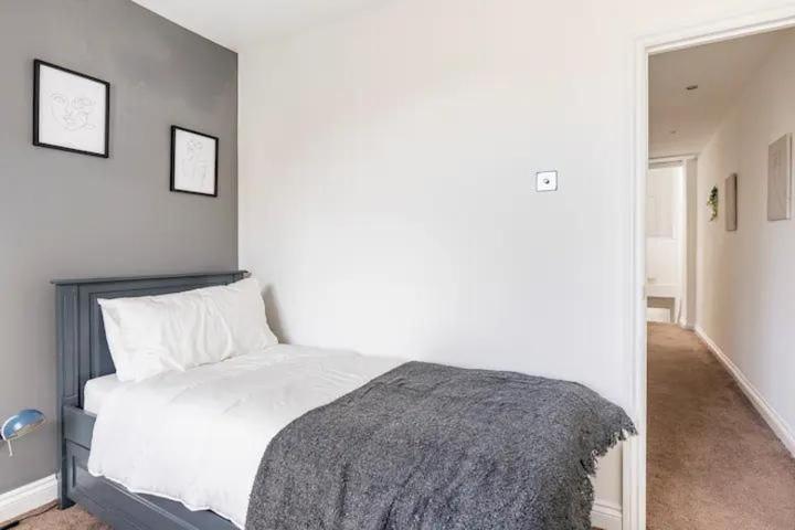 3 Bedroom Townhouse 2min To Station, Sleeps 8 Apartment *