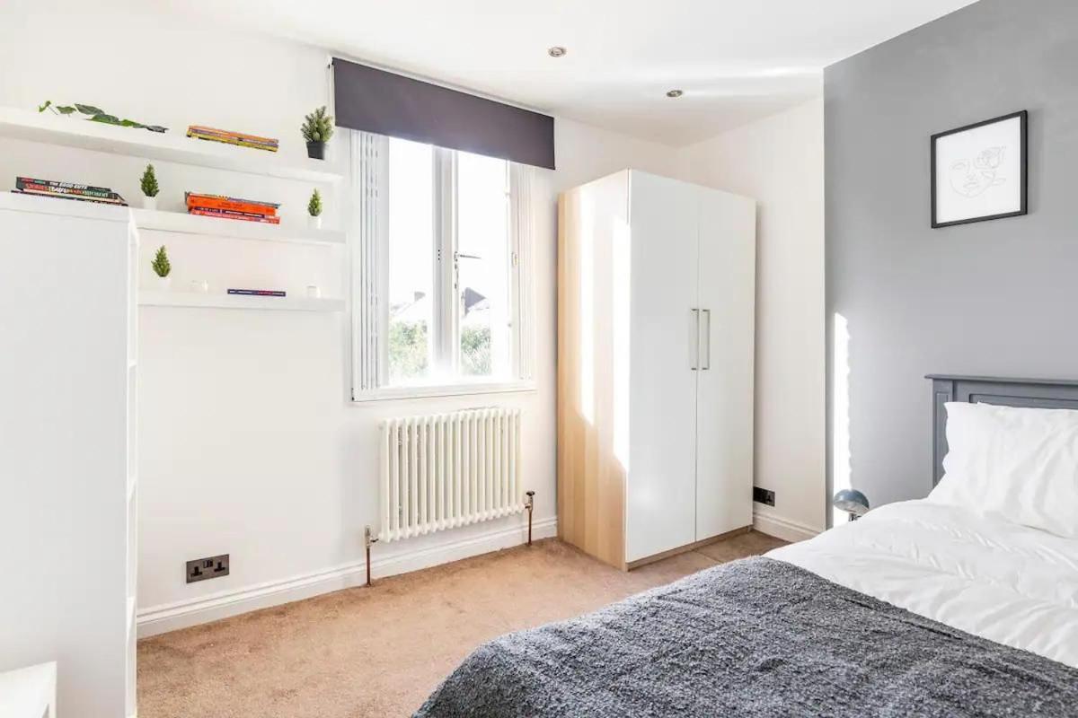 3 Bedroom Townhouse 2min To Station, Sleeps 8 Apartment London