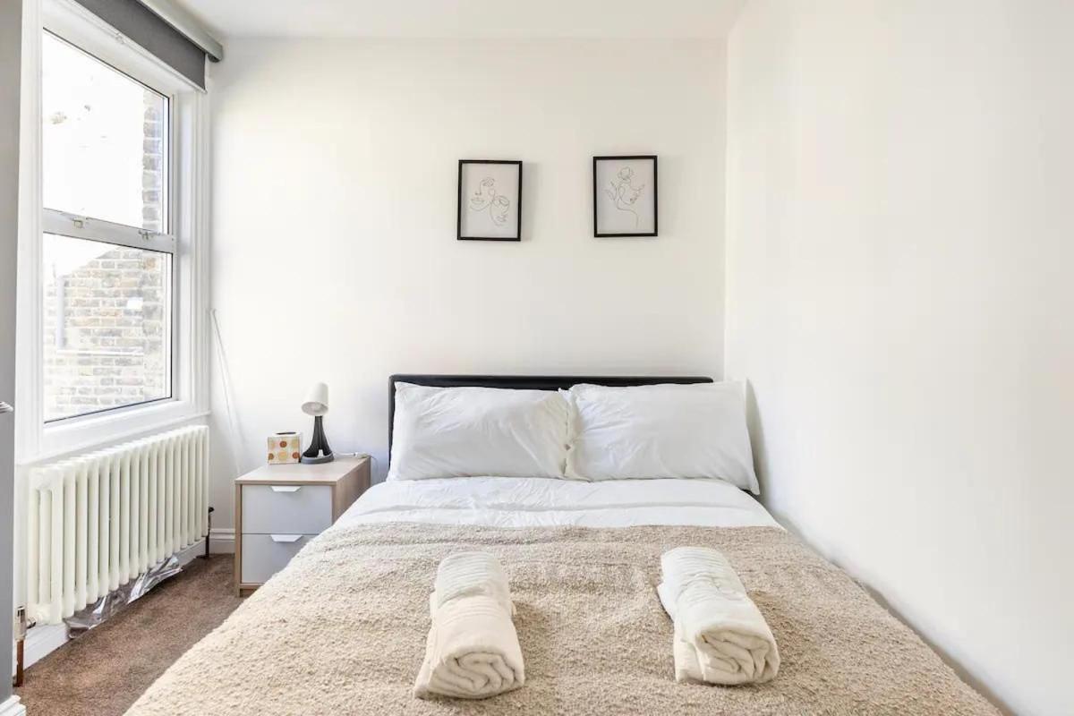 3 Bedroom Townhouse 2min To Station, Sleeps 8