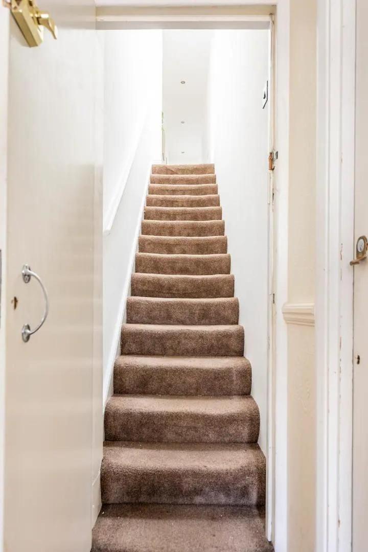 Apartment 3 Bedroom Townhouse 2min To Station, Sleeps 8 London