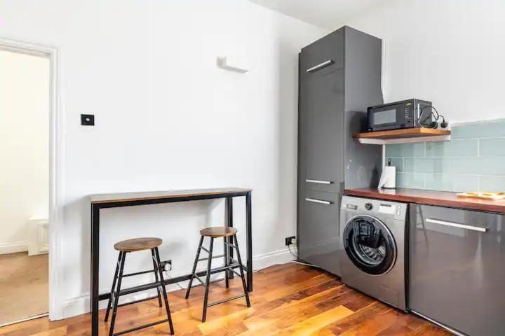Apartment 3 Bedroom Townhouse 2min To Station, Sleeps 8 London