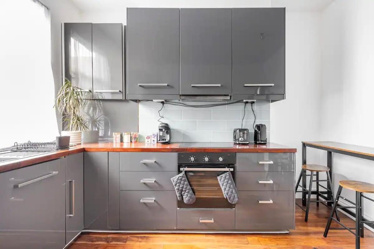 Apartment 3 Bedroom Townhouse 2min To Station, Sleeps 8 London
