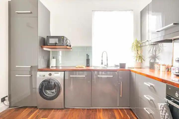 Apartment 3 Bedroom Townhouse 2min To Station, Sleeps 8