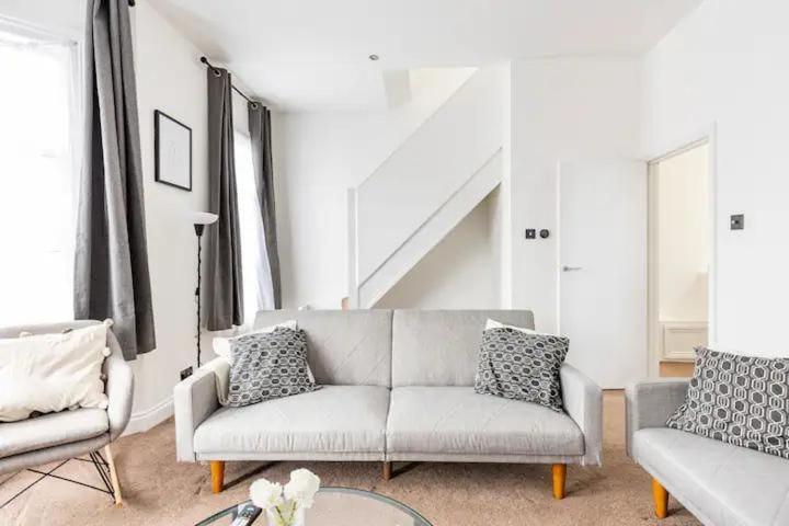3 Bedroom Townhouse 2min To Station, Sleeps 8 Apartment