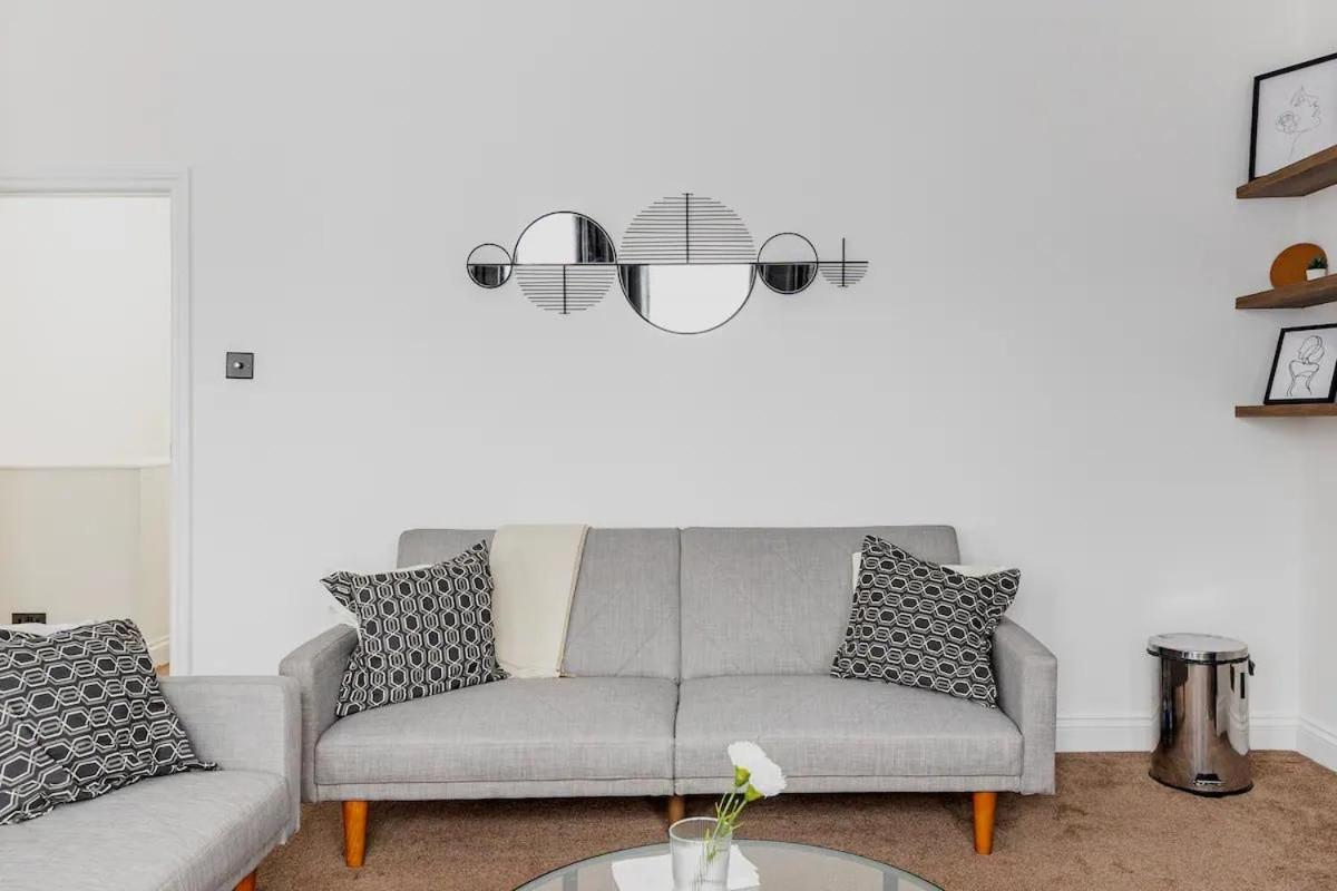 3 Bedroom Townhouse 2min To Station, Sleeps 8 *