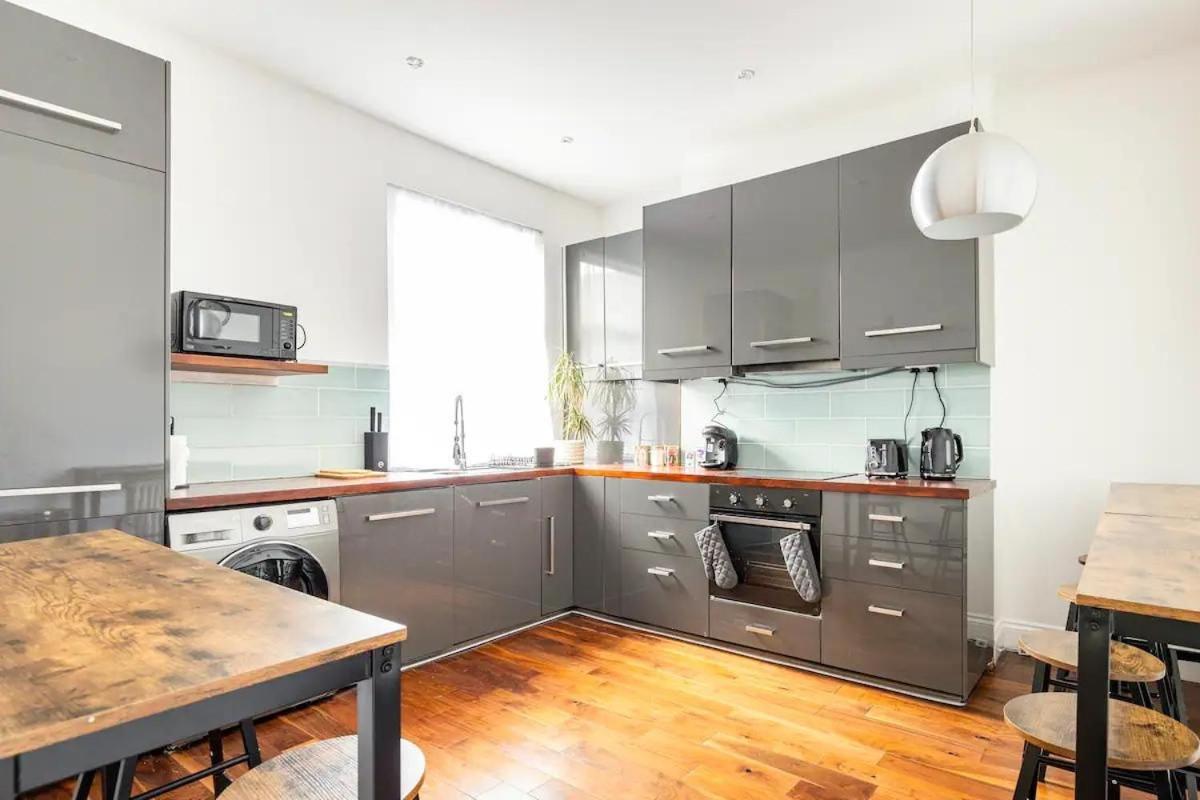 3 Bedroom Townhouse 2min To Station, Sleeps 8