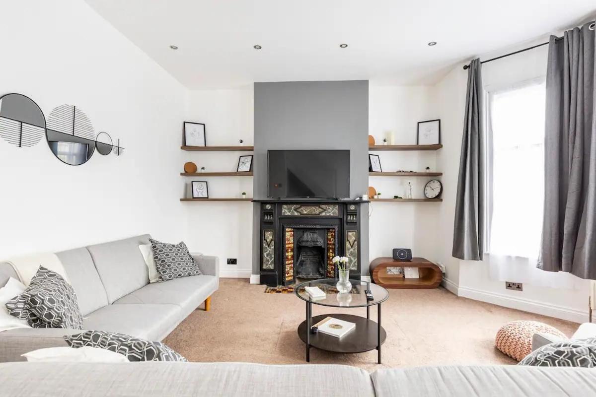 3 Bedroom Townhouse 2min To Station, Sleeps 8 Apartment *
