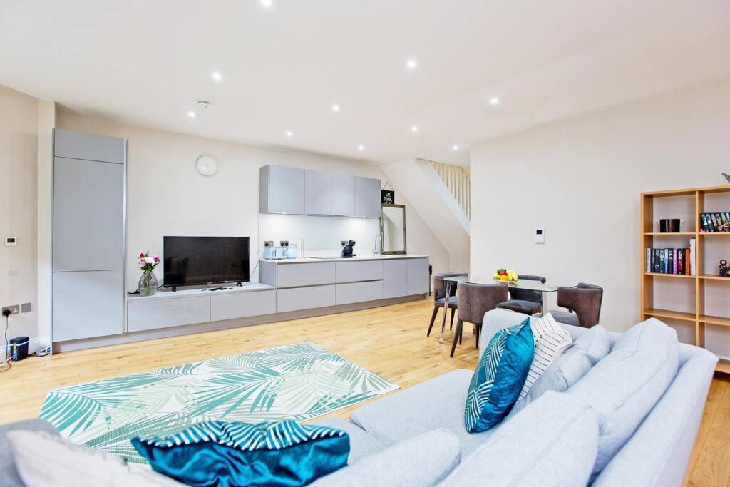 F1 Outstanding 1 Bed Duplex * London