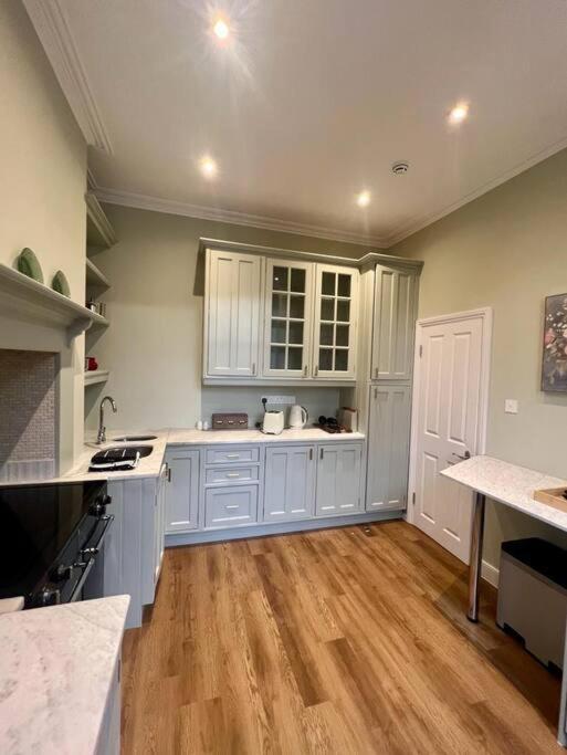 Flat In The Heart Of Holland Park