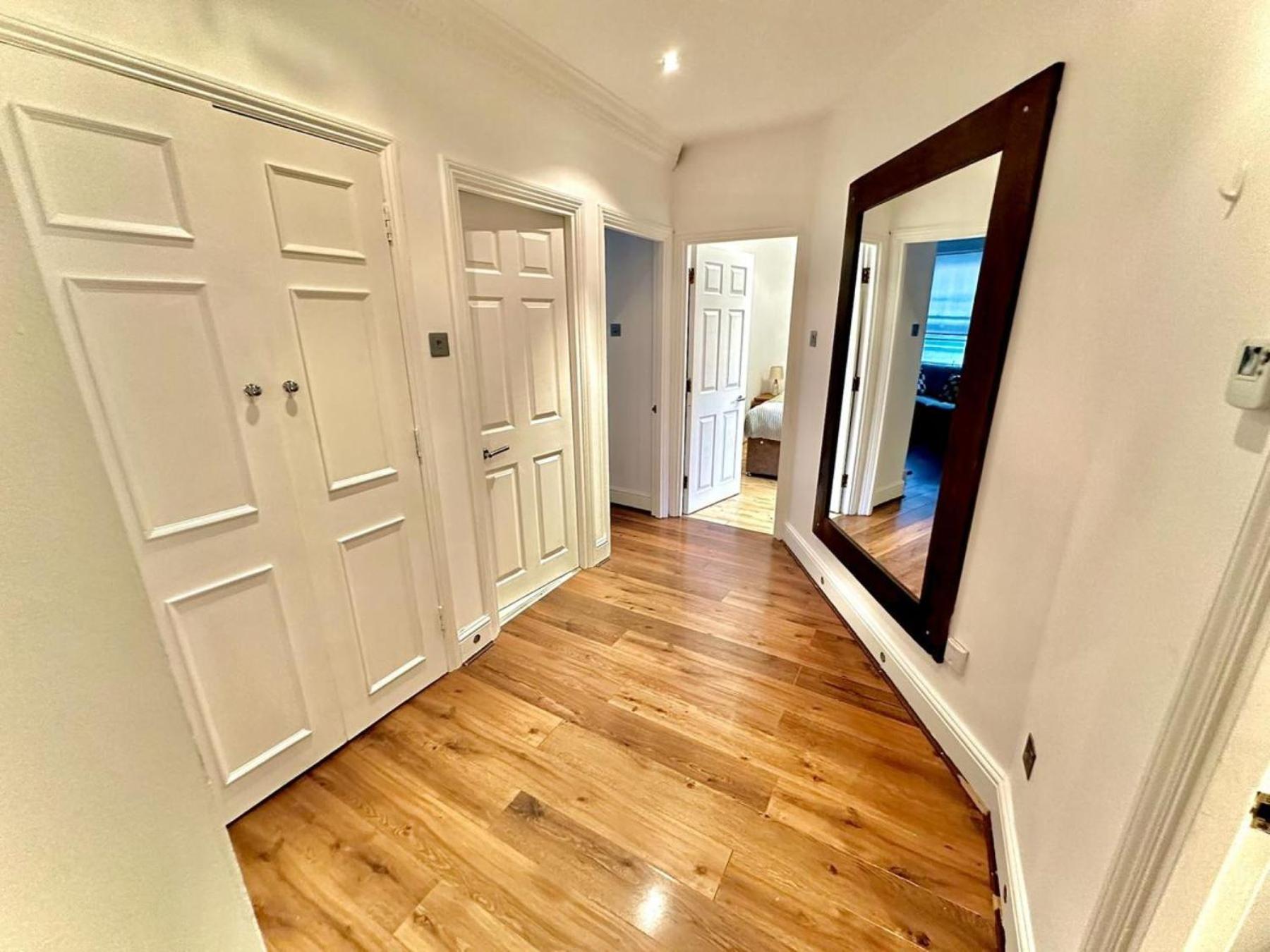 Apartment Alluring 2-bed, 2-bath Flat On High Street Kensington, Near Kensington Palace *