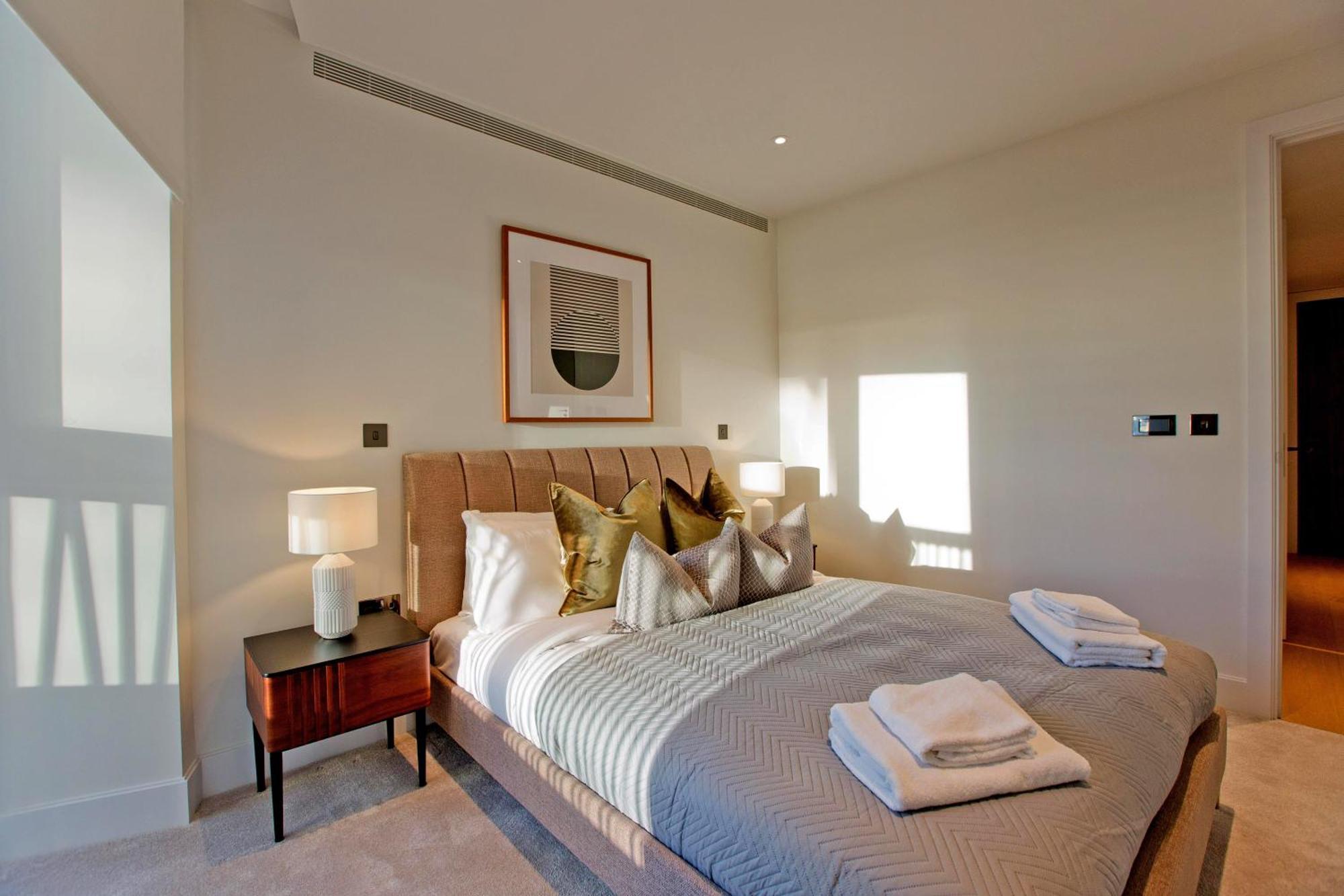 Fabulous Westfield 2 Bed Apartment *