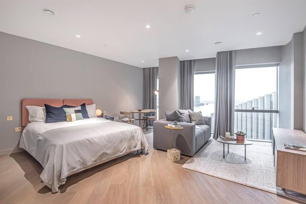 Beautiful, Stylish Studio Flat Near The O2 Leilighet London