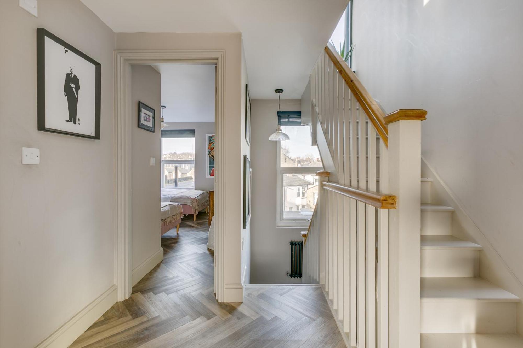 Stylish 2 Bed Flat With Balcony Great Views Nrtube London