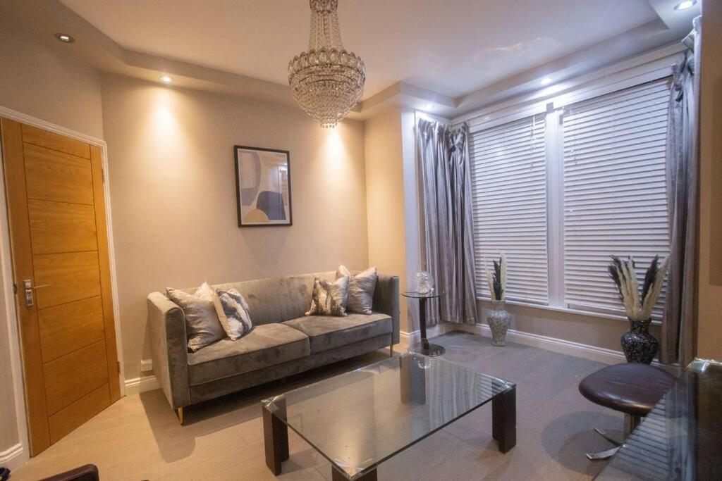 Lägenhet Oikoshomes Three Bedroom Flat In London