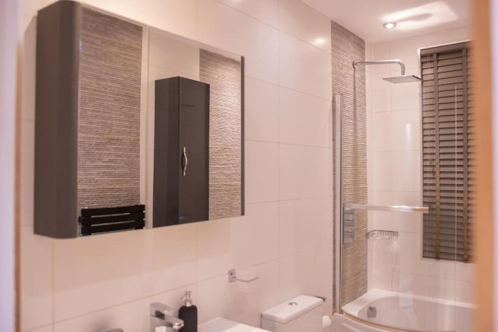 Lägenhet Oikoshomes Three Bedroom Flat In