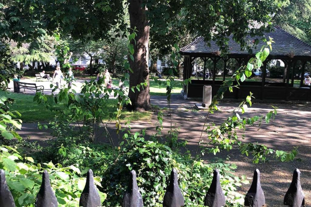 Holiday home Gorgeous Grade Ii Listed Georgian House - Leafy Square Views -