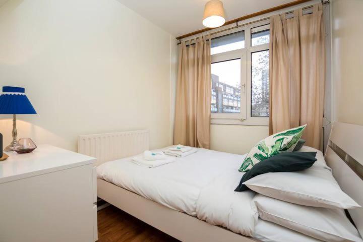 3 Bedroom Flat In Apartment London