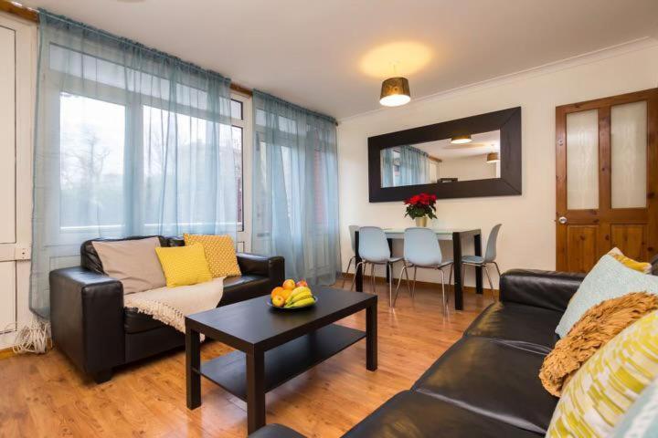 3 Bedroom Flat In London