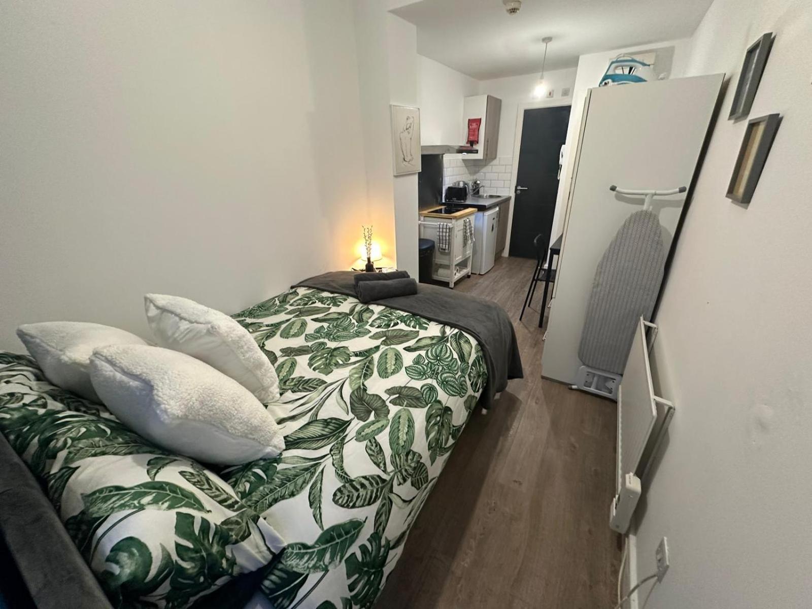 Halloway Guest 54 London