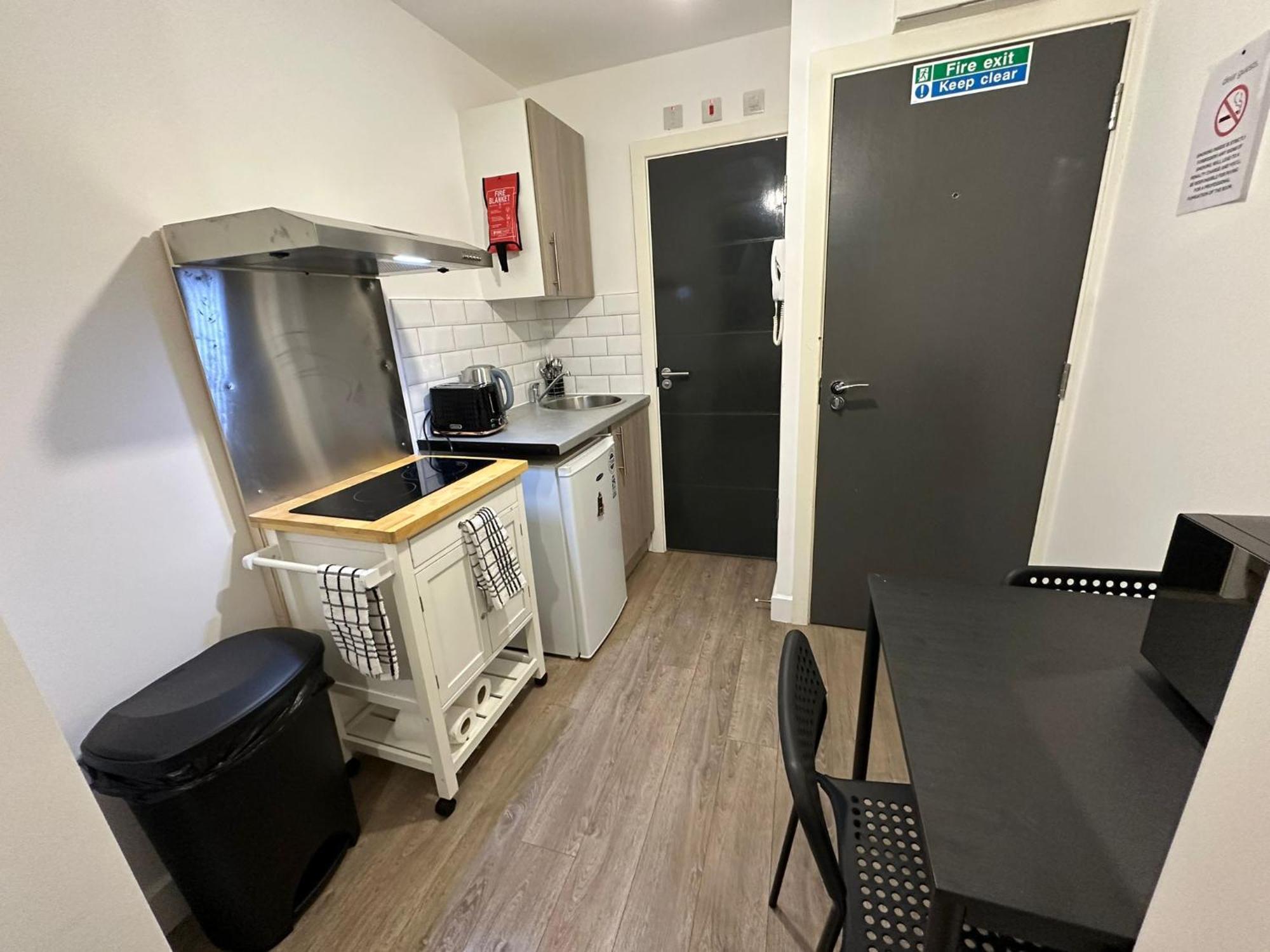 Halloway Guest 54 * London