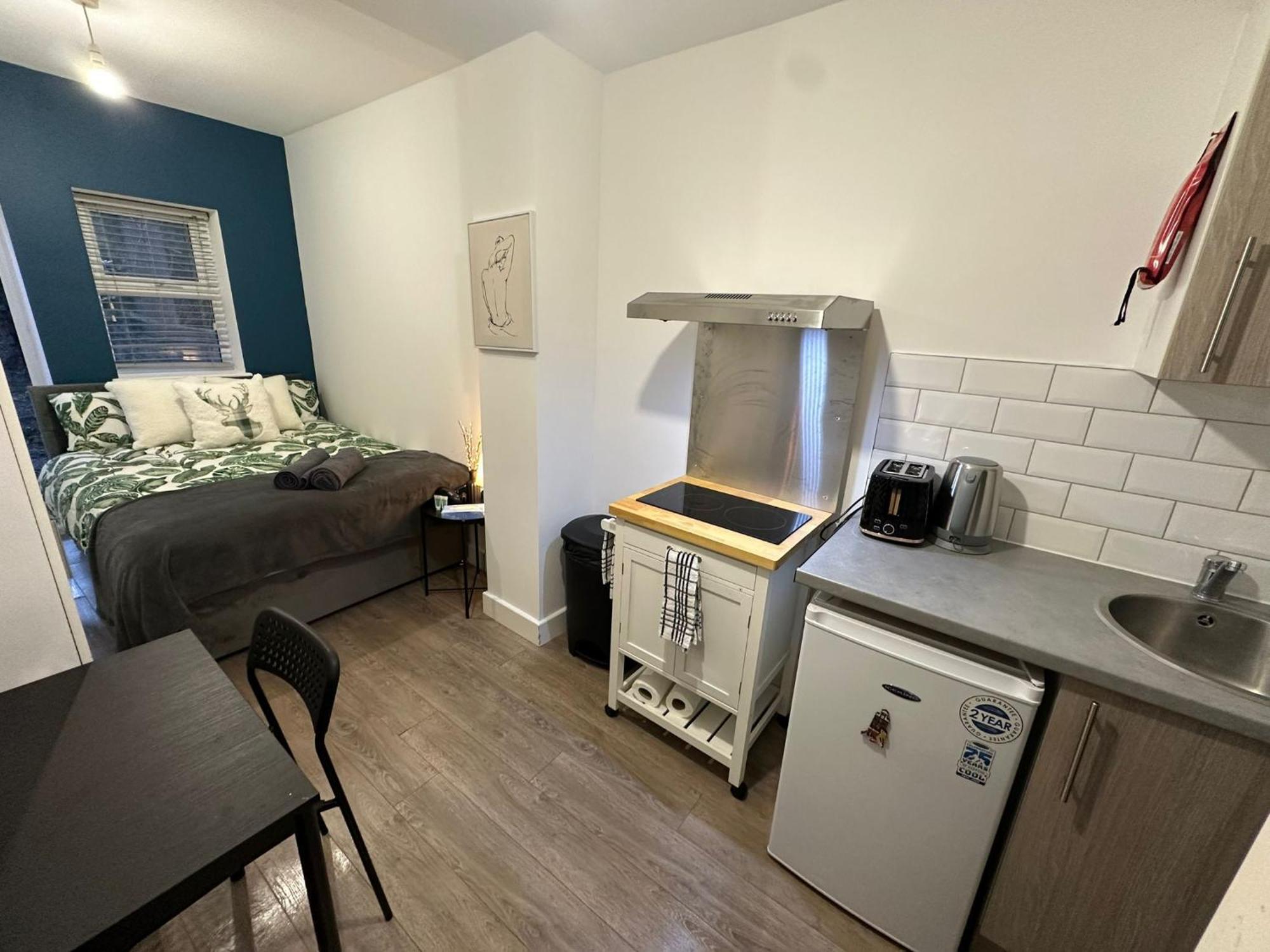 Halloway Guest 54 * London