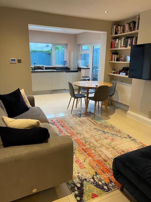 Lovely 2 Bedroom Ground Floor Flat With Garden. Lägenhet *