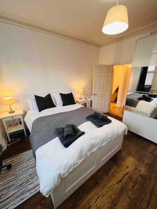 Lägenhet Lovely 2 Bedroom Ground Floor Flat With Garden. London