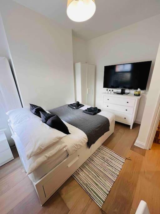 Lovely 2 Bedroom Ground Floor Flat With Garden. Lägenhet London