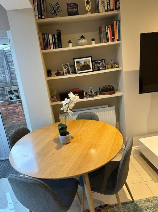 Lägenhet Lovely 2 Bedroom Ground Floor Flat With Garden.