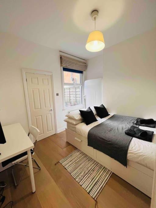 Lovely 2 Bedroom Ground Floor Flat With Garden. Lägenhet