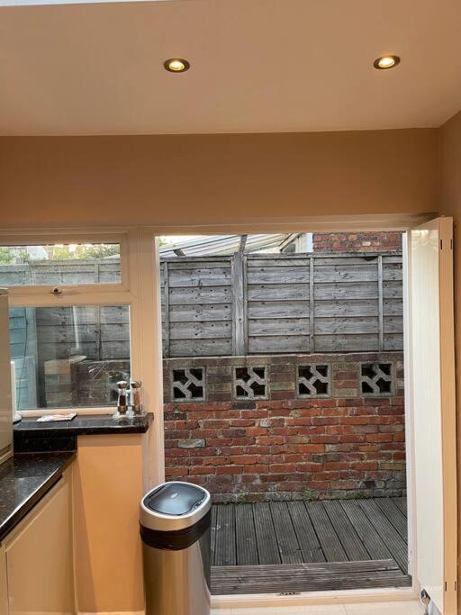 Lägenhet Lovely 2 Bedroom Ground Floor Flat With Garden.