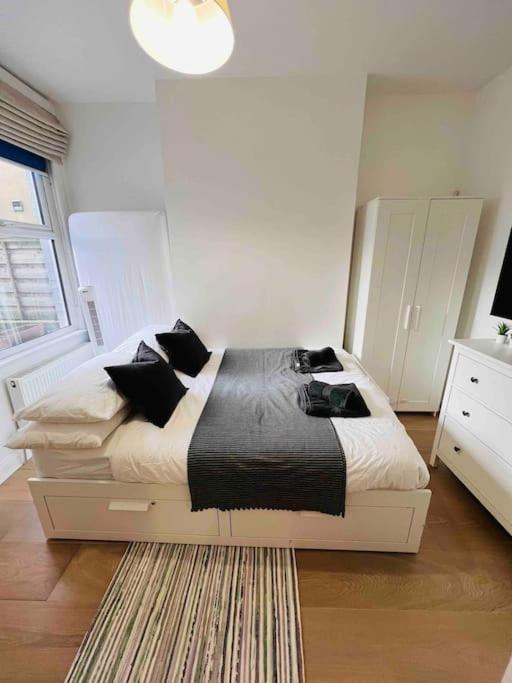 Lägenhet Lovely 2 Bedroom Ground Floor Flat With Garden. *