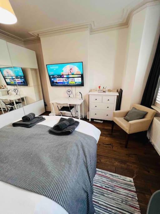 Lovely 2 Bedroom Ground Floor Flat With Garden. Leilighet