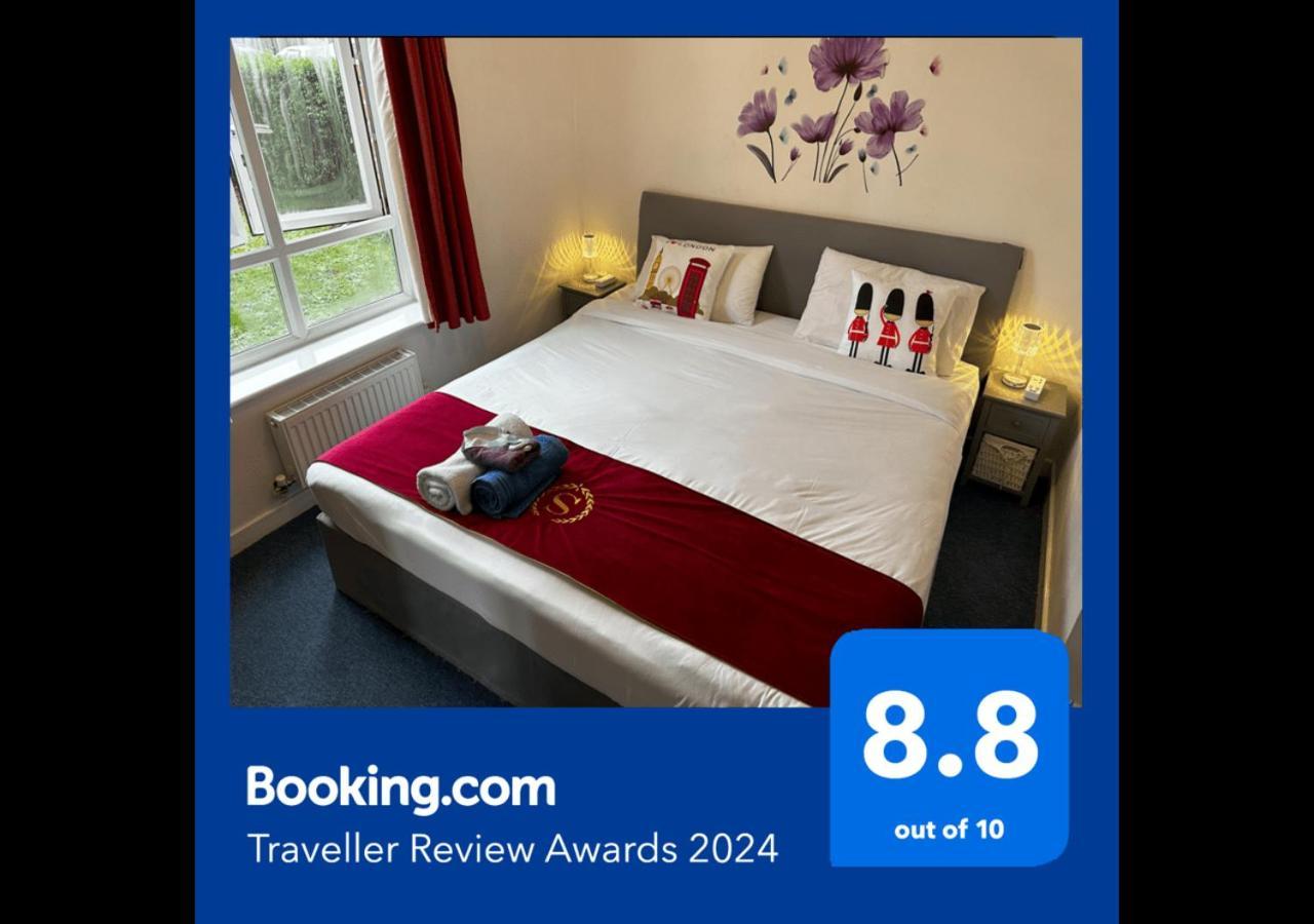 2 Bed 2 Bath - Free Parking - 3min Walk To The Train Station - 19min To Liverpool Street 5min To Victoria Line 1gb Broadband Super Fast Internet Ground Floor 100s Of Shops Restaurants Bakeries 24-hour Asda Superst * Londen