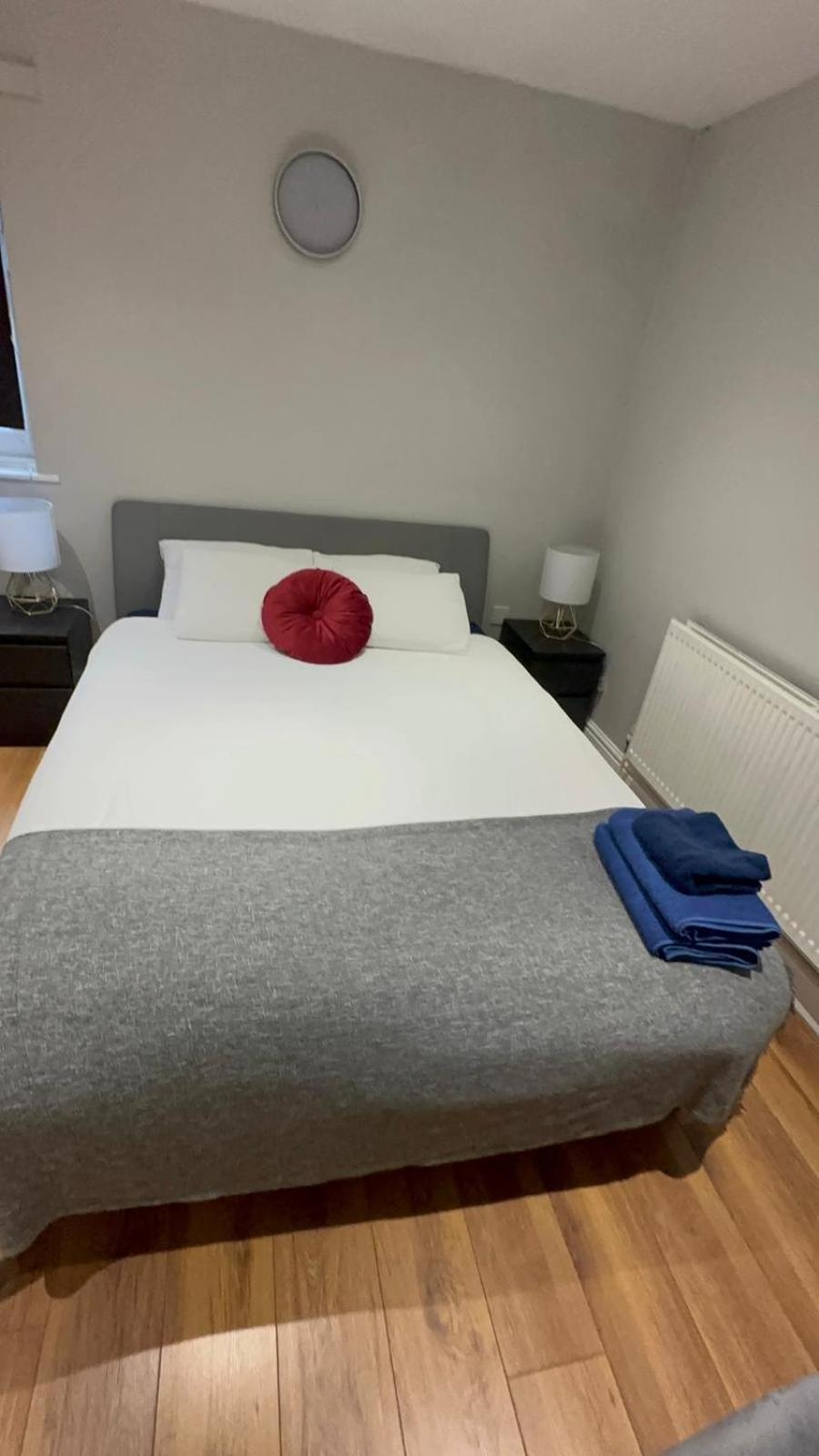 2 Bedroom Chiswick Park Tube Station * Londen