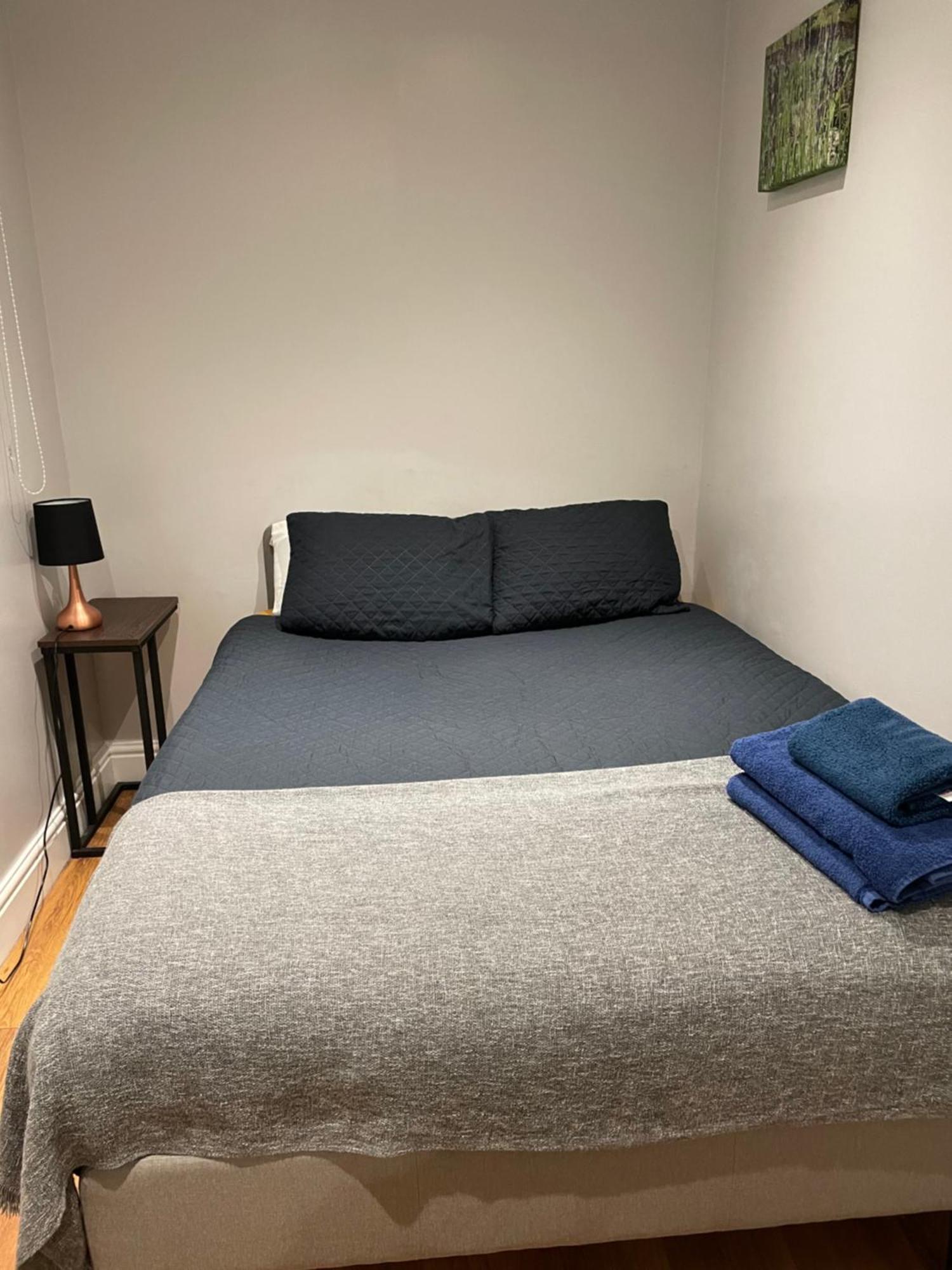2 Bedroom Chiswick Park Tube Station Appartement