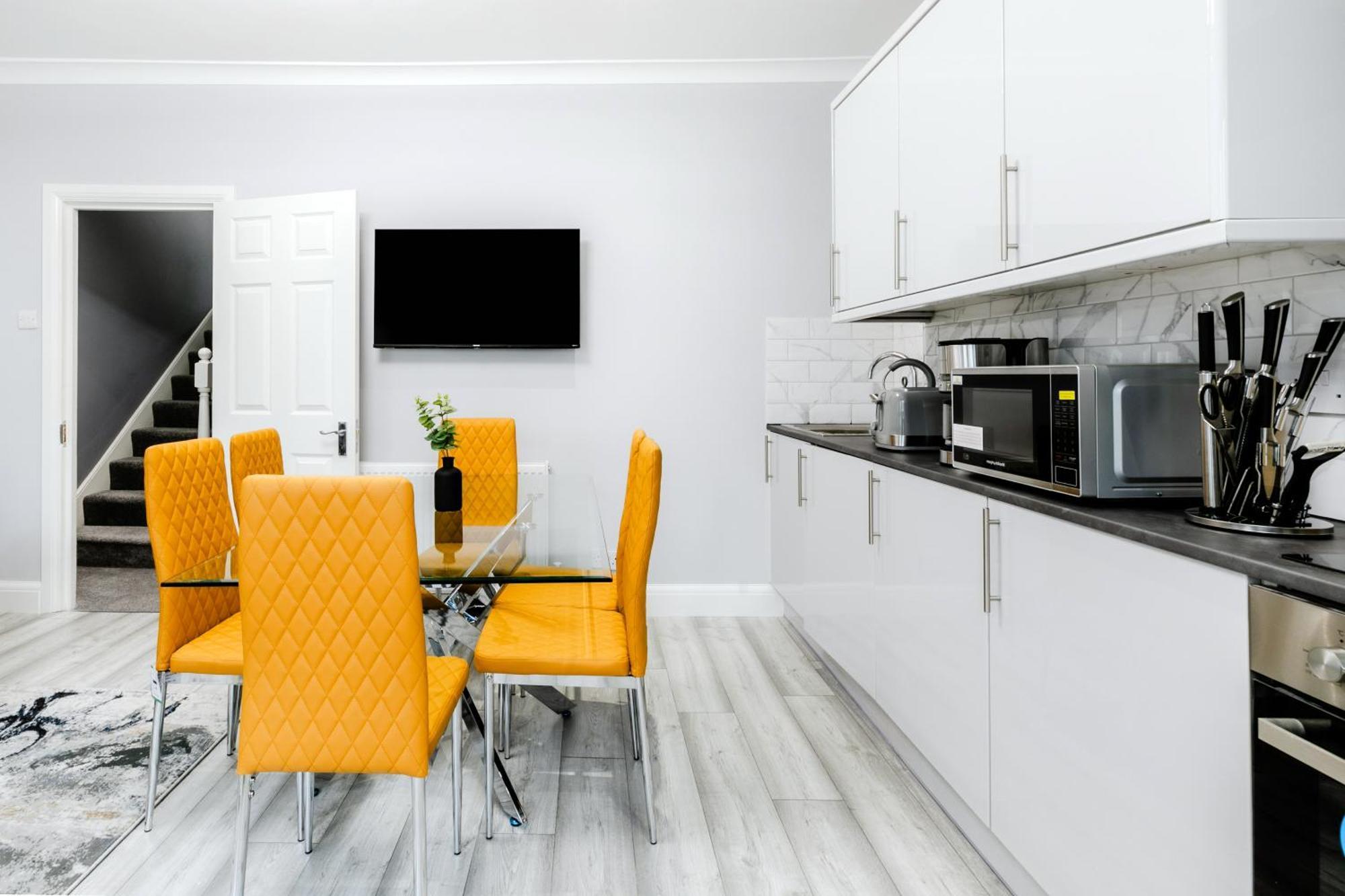 Homely 3 Bedroom House In Hammersmith Lägenhet London