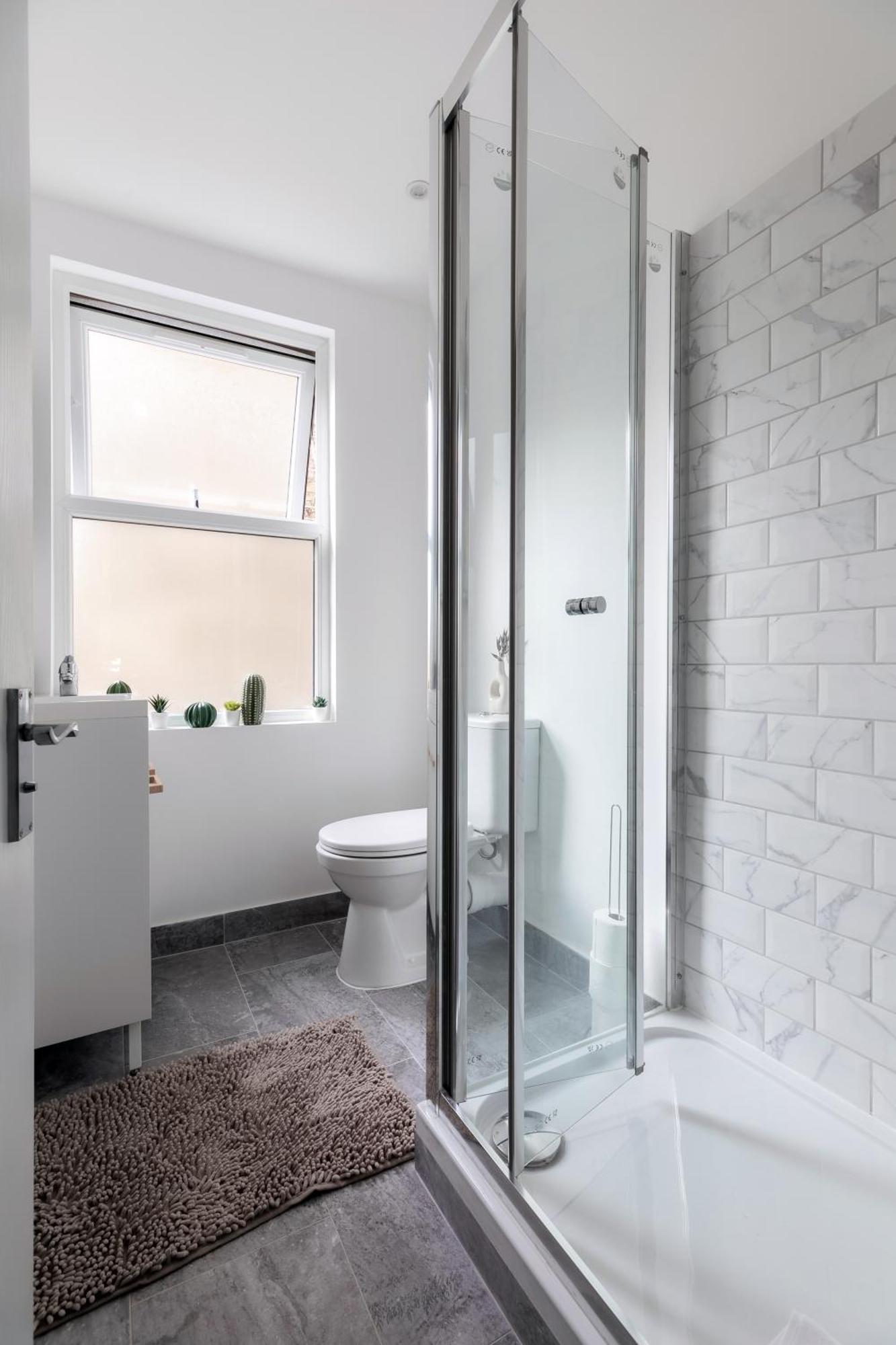 Homely 3 Bedroom House In Hammersmith Lägenhet