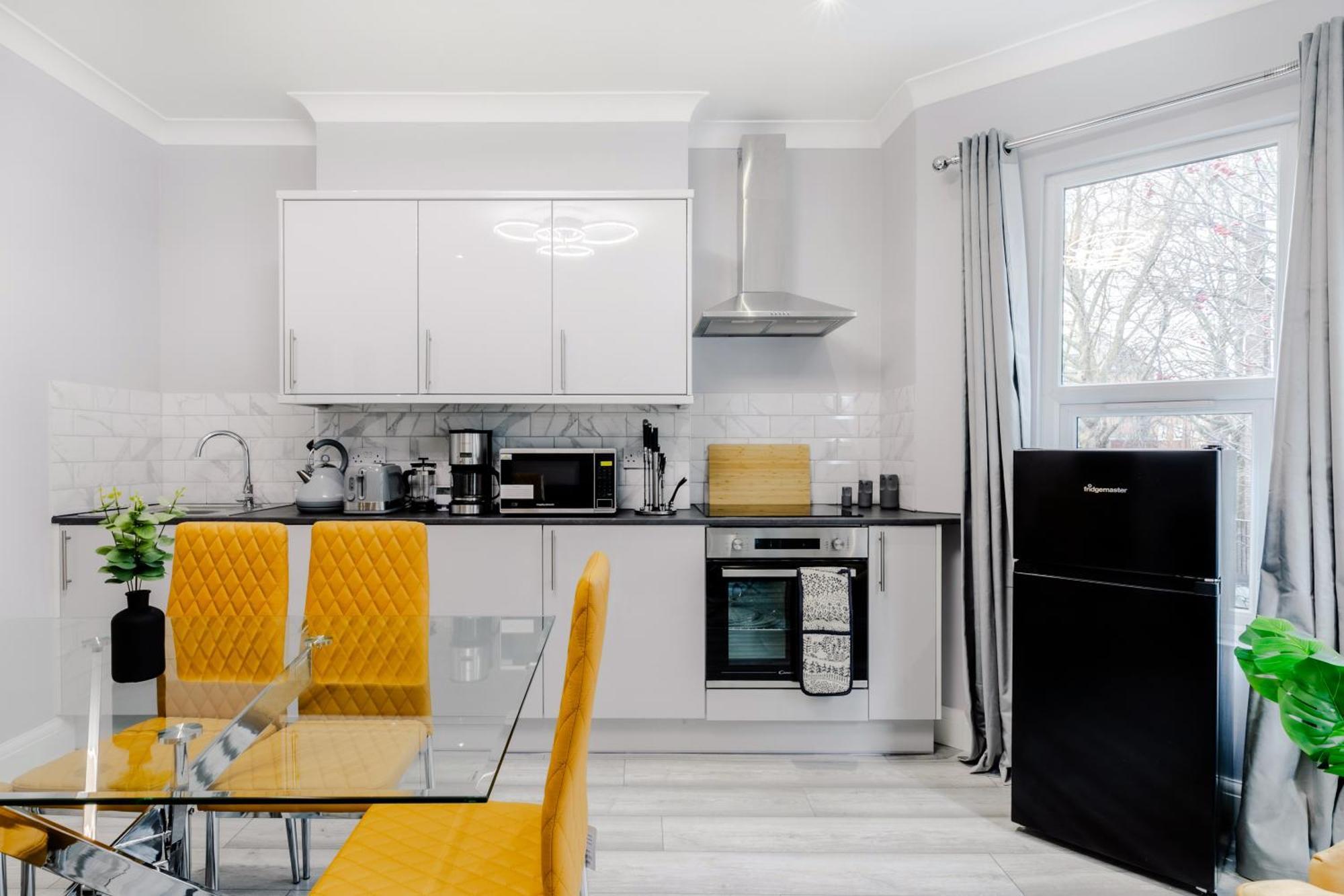 Homely 3 Bedroom House In Hammersmith Lägenhet London
