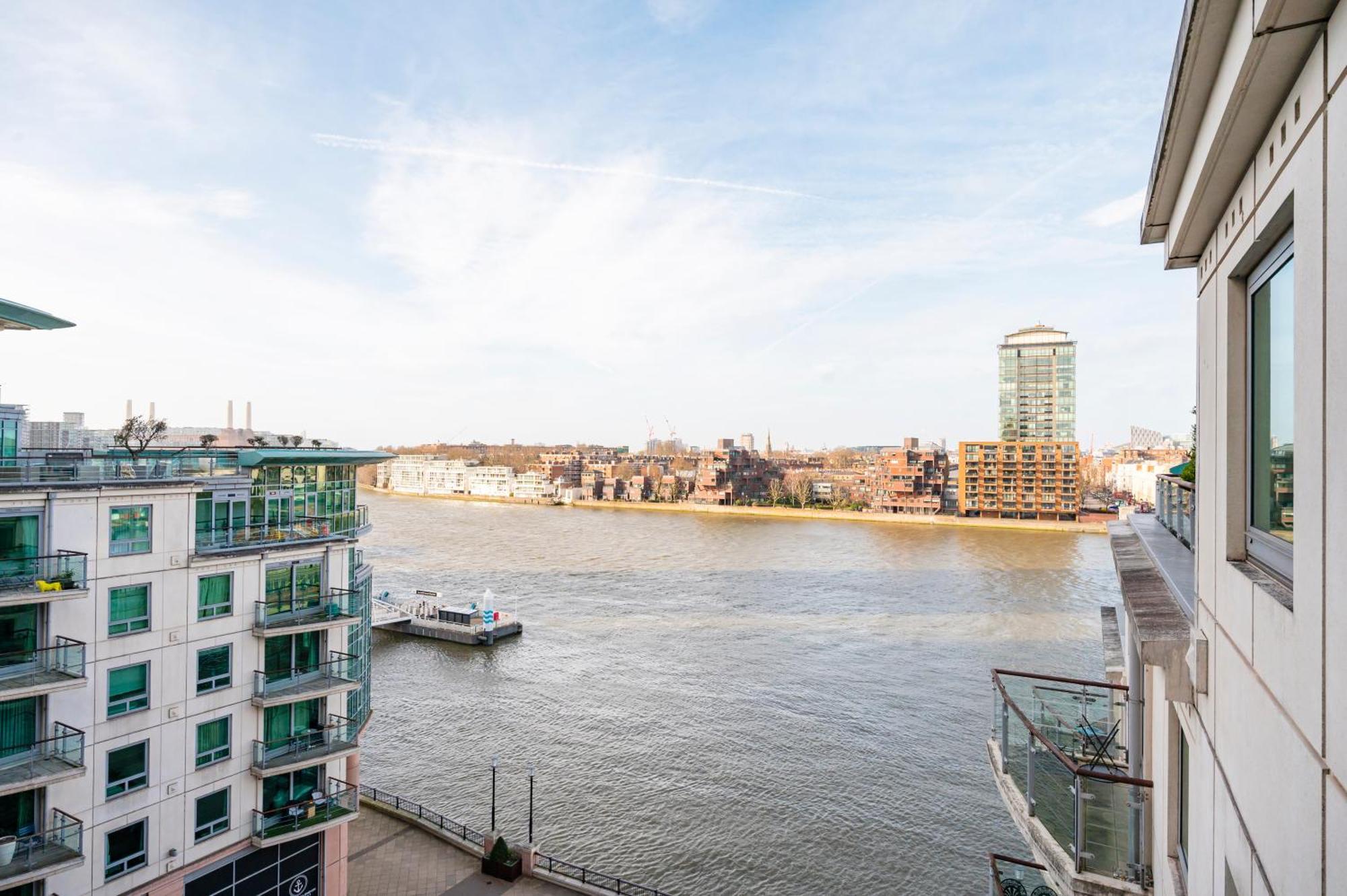 Riverside 2-bedroom Apartment *
