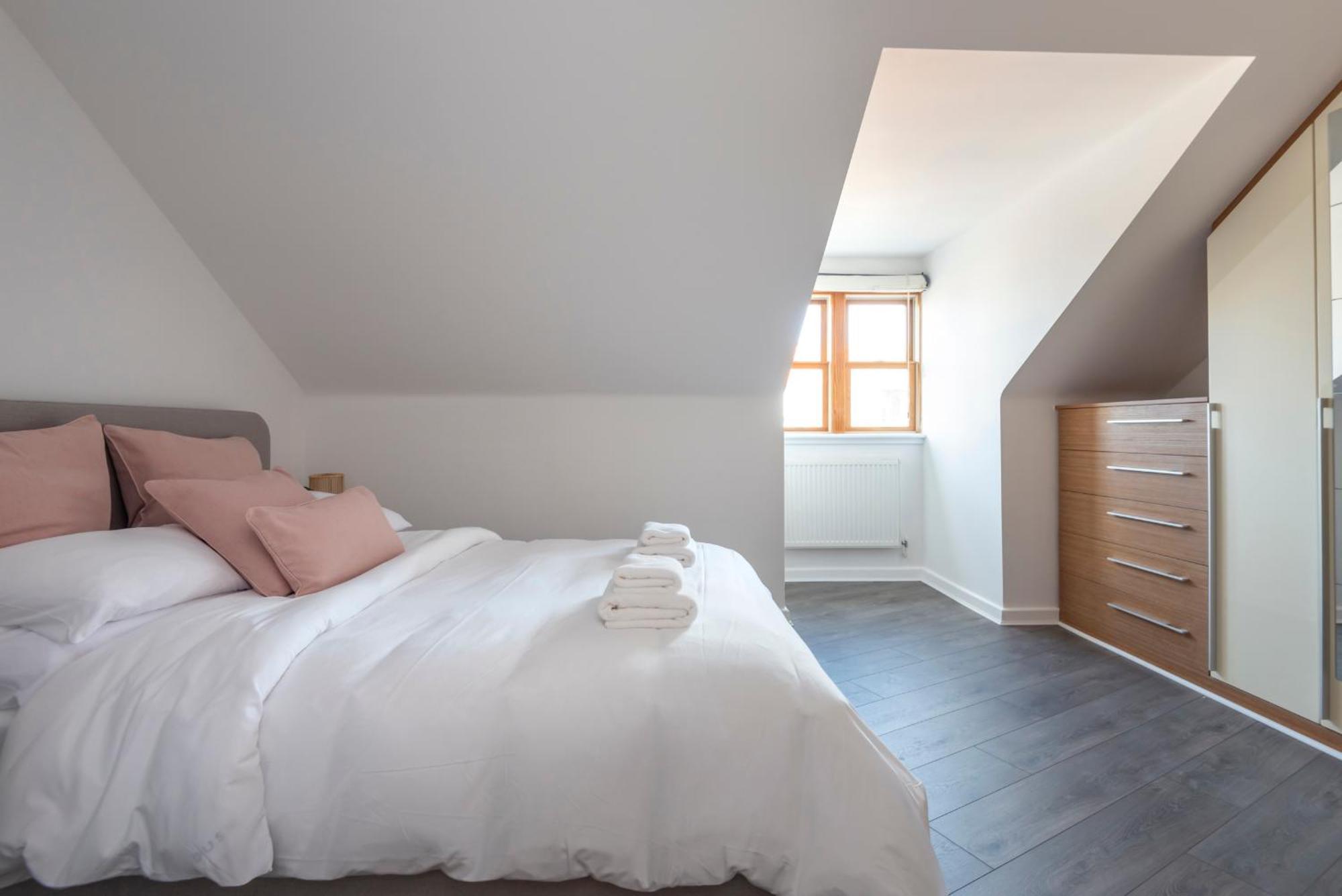 The Loft - Spacious Luxury 2 Bed 2 Bath With Free Secure Parking And Tube Close By Lägenhet London