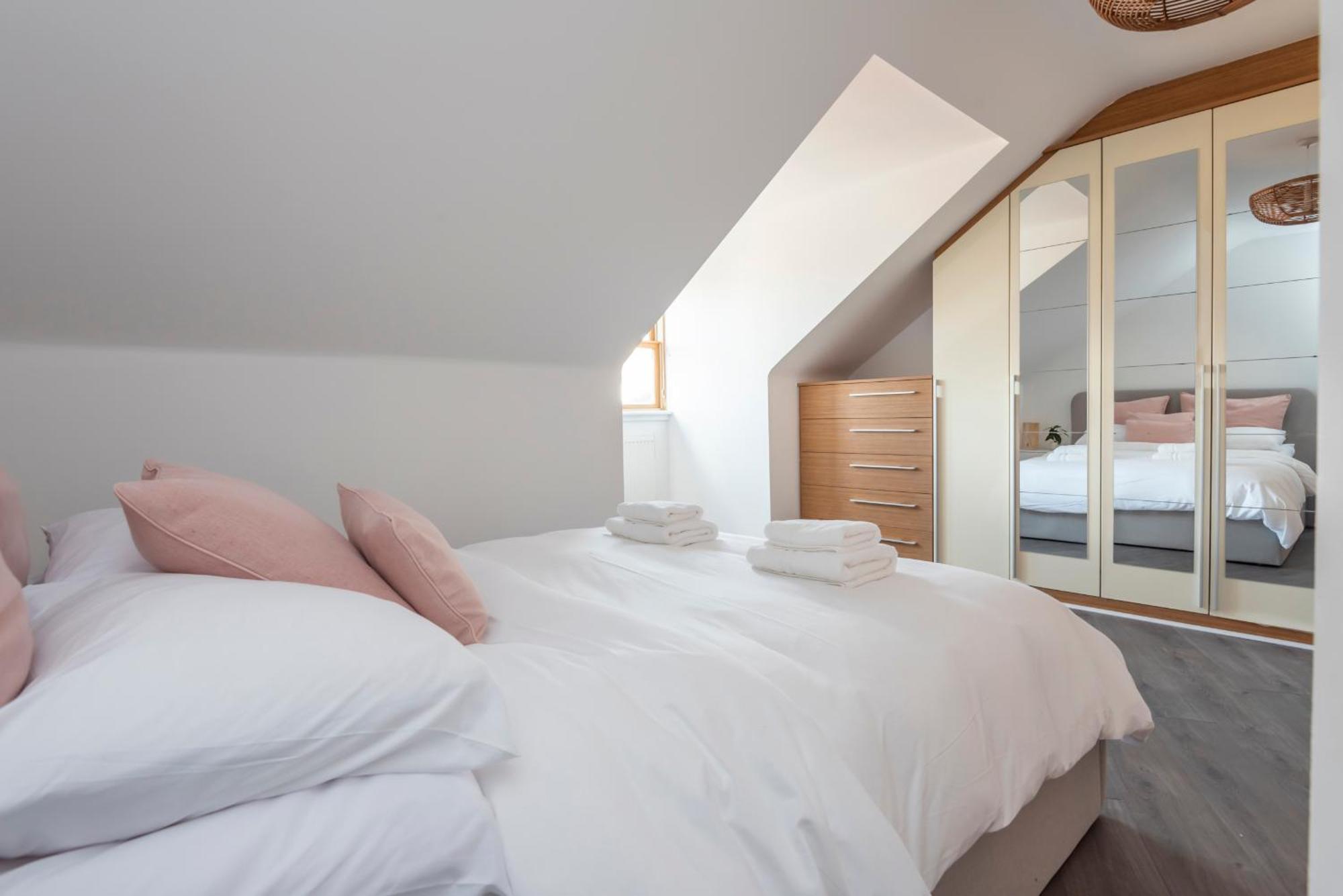 The Loft - Spacious Luxury 2 Bed 2 Bath With Free Secure Parking And Tube Close By Lägenhet London
